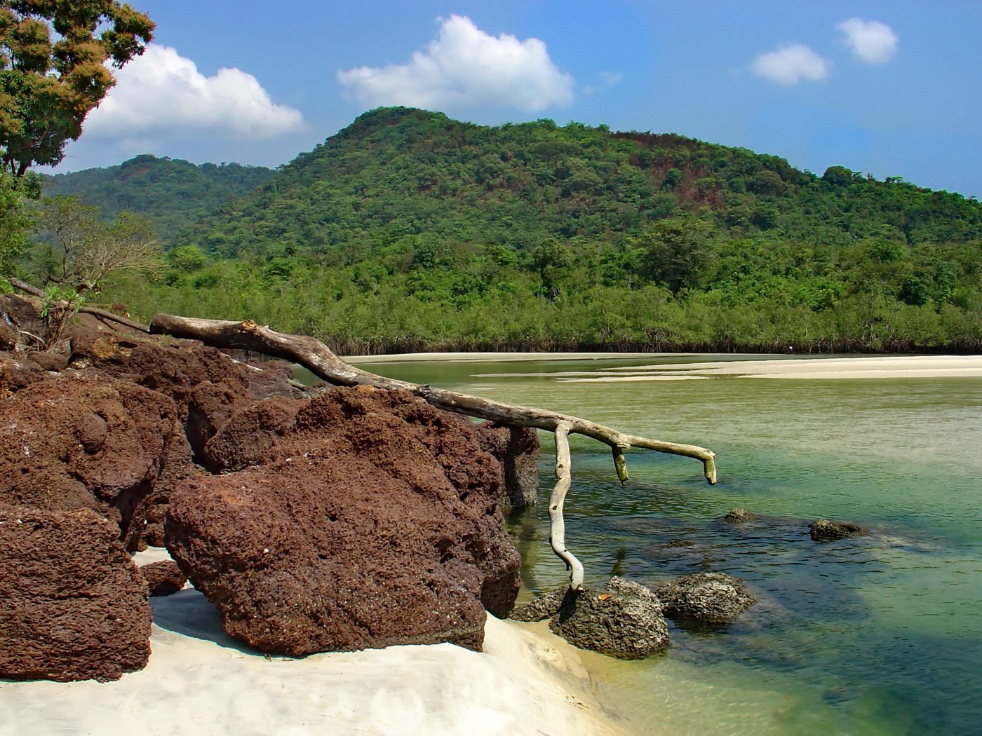 Where No. 2 River meets the sea (photo: Hussein Kefel, CC BY-SA 3.0)